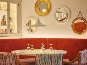 Una mesa en un restaurante con espejos en la pared. en Aparthotel Aquasol, en Palmanova 44 fotos más