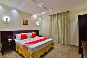 达曼Lamssat El saada的一间卧室，配有一张大床和一扇窗户。