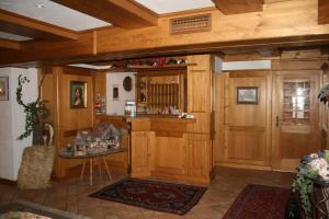 - un salon avec des murs en bois et une porte en bois dans l'établissement Gästehaus Wild, à Oberasbach