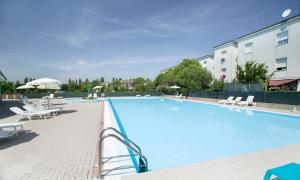 Bazén v ubytování Long Beach Village Residence sul mare spiaggia privata inclusa nebo v jeho okolí