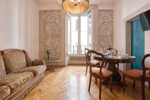 una sala de estar con un sofá y una mesa en Palazzo Pamphili Lecca di Guevara, en Roma
