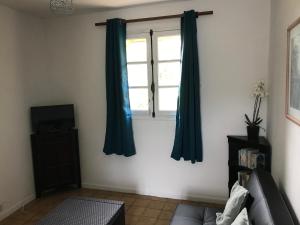 TV a/nebo společenská místnost v ubytování Orchid Cottage