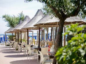 Restaurace v ubytování Long Beach Village Residence sul mare spiaggia privata inclusa