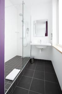 Koupelna v ubytování ibis Styles Calais Centre + 37 fotografií
