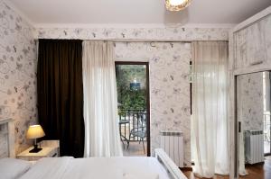 En eller flere senge i et værelse på Apartment Art Django Old Avlabari