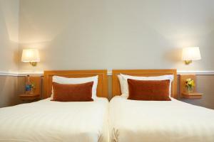 Кровать или кровати в номере Palm Court Hotel