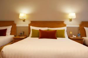 Tempat tidur dalam kamar di Palm Court Hotel
