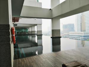 een uitzicht op een gebouw met water in de vloer bij Delight Homestay Twin Galaxy in Johor Bahru