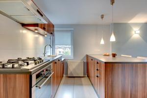 מטבח או מטבחון ב-Azure Cozy Apartment by Grand Apartments