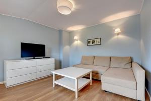 En tv och/eller ett underhållningssystem på Azure Cozy Apartment by Grand Apartments