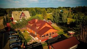widok na dach dużego domu w obiekcie "Zajazd u Lecha - Rowerowa Przystań - Sucha Rzeczka 3C" nad jeziorem Serwy w mieście Sucha Rzeczka