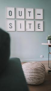 Гостиная зона в Outsite Coliving Biarritz