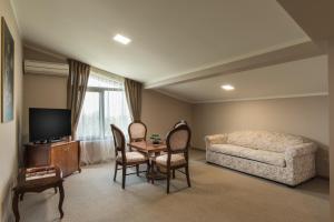 A television and/or entertainment centre at Hotel Villa Magus
