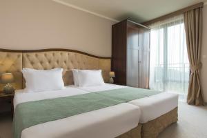 A bed or beds in a room at Hotel Villa Magus