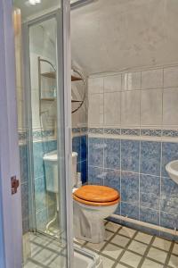 A bathroom at Gray's Inn 