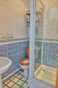 A bathroom at Gray's Inn 