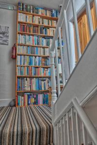 The library in the bed & breakfast 