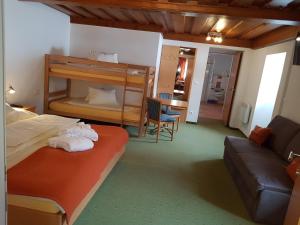 een slaapkamer met een stapelbed en een bank bij Der Perweinhof in Donnersbachwald