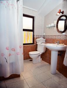 Kylpyhuone majoituspaikassa Hostal Guzman El Bueno by gaiarooms