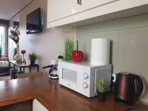 a microwave sitting on top of a kitchen counter at Alma Apartments Rondo ONZ in Warsaw