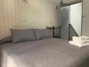 Łóżko lub łóżka w pokoju w obiekcie Hostal Alcobia