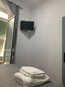 Telewizja i/lub zestaw kina domowego w obiekcie Hostal Alcobia