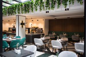ein Restaurant mit Tischen und Stühlen in einem Raum in der Unterkunft Emens hotel in Izmir
