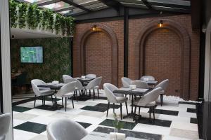 ein Esszimmer mit Tischen und weißen Stühlen in der Unterkunft Emens hotel in Izmir