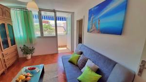 Posedenie v ubytovaní Town Center Apartment with Balcony