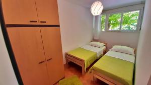 Posteľ alebo postele v izbe v ubytovaní Town Center Apartment with Balcony