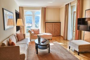 TV a/nebo společenská místnost v ubytování Steigenberger Icon Grandhotel Belvédère