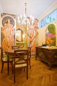Cette chambre comprend un lustre, une table et un lavabo. dans l'établissement Eclectic apartment in Athens city centre - AK1, à Athènes