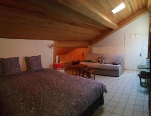 - une chambre avec un lit et un canapé dans l'établissement Château de Villeron, à Savigny-en-Revermont