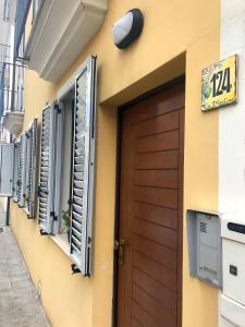 een gebouw met een houten deur en ramen bij Casavacanze estate 3 in San Benedetto del Tronto