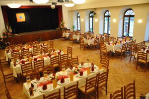 een grote feestzaal met tafels en stoelen bij Hotel Goldner Löwe in Stolpen