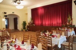 een kamer met tafels en stoelen en een rood gordijn bij Hotel Goldner Löwe in Stolpen