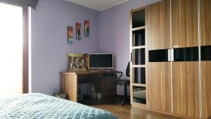 Televízia a/alebo spoločenská miestnosť v ubytovaní Apartment Gdańsk Seaside & City Center