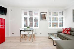 F3 Greek Street by City Living London في لندن: غرفة معيشة مع طاولة وأريكة