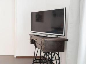 un televisor en la parte superior de un tocador con un televisor en él en Gästewohnung Jakobsgasse, en Tübingen