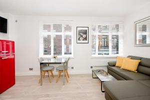 sala de estar con sofá y mesa en F1 Greek Street by City Living London en Londres