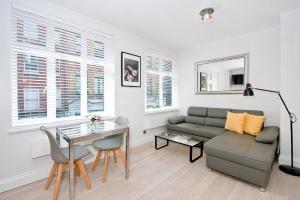 sala de estar con sofá y mesa en F1 Greek Street by City Living London en Londres