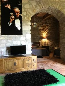 Oppido Lucano的住宿－La Portella，客厅配有木柜上的电视