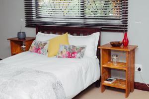 
A bed or beds in a room at Staymore Cape Winelands Homestay
