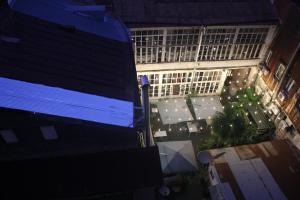 een uitzicht op een gebouw 's nachts bij MELINI Boutique Hotel in Batoemi
