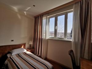 Mali Hotel BaMBiS客房内的一张或多张床位
