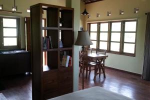 Zimmer mit einem Tisch und einem Esszimmer in der Unterkunft Fam Sugiono Cottage in Kemadang