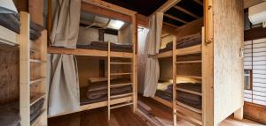 Zimmer mit Etagenbetten in einer Hütte in der Unterkunft ちゃぶだい Guesthouse,Cafe&Bar in Kawagoe