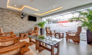 un soggiorno con tavolo e sedie di Hotel Garden Inn a Cochin