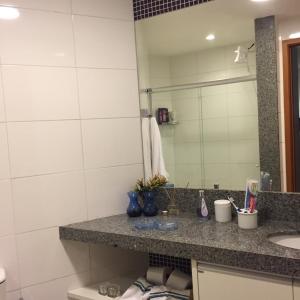 un bagno con lavandino e specchio di Carneiros Beach Resort a Tamandaré