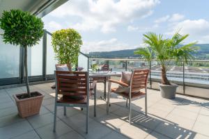 eine Terrasse mit einem Tisch und Stühlen auf dem Balkon in der Unterkunft Senevita Residenz Bornblick in Olten